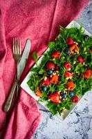 gesunder Salat mit Rucola, Spinat, Räucherlachs und Beeren