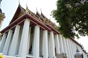 Spitze auf dem buddhistischen Tempel mit klarem Himmel. berühmter tempel in thailand. befindet sich in der Provinz Bangkok in Thailand foto