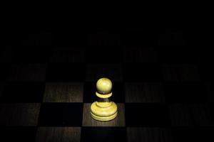 Schachfigur auf Schachbrett Spielkonzept für Ideen schwarzen Hintergrund foto