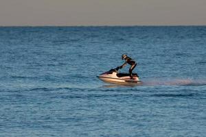 Dungeness, Kent, Großbritannien, 2008. Mann fährt Jetski foto