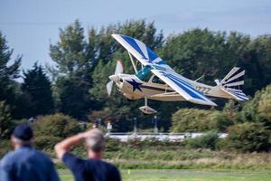 Shoreham by Sea, West Sussex, Großbritannien, 2011. Justyn Gorman – amerikanischer Zehnkampfmeister – Bellanca 8kcab Super-Zehnkampf g-izzz Landung foto