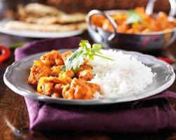 indisches Hühnchen-Vindaloo-Curry mit Basmatireis auf Teller foto