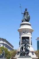 san francisco, kalifornien, usa, 2011. statuen einer kriegerin und dreier goldsucher, die sich goldnuggets ansehen foto