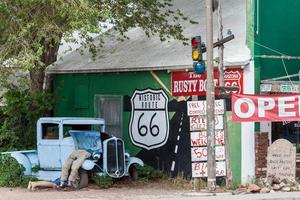 Seligman, Arizona, USA, 2014. Hier liegt Billy Pretzel auf der Route 66 foto