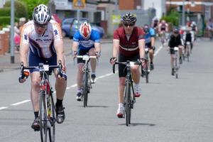 cardiff, wales, uk, 2015. radfahrer, die an der velothon-radsportveranstaltung teilnehmen foto