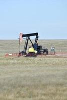 eine aktive Ölquelle im südlichen Alberta foto