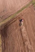 Luftaufnahme des Traktors auf dem Erntefeld foto