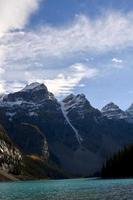 die kanadischen rockies unter einem blauen wolkenhimmel foto
