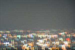 abstrakte Langzeitbelichtung, experimentelles surreales Foto, Stadt- und Fahrzeuglichter bei Nacht foto