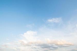 Wolken im blauen Himmel an einem klaren Tag foto