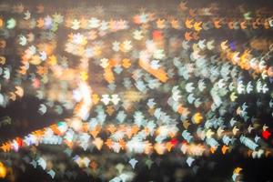 abstrakte, schöne Bokeh-Landschaft der Stadt bei Nacht, Bokeh-Licht und verschwommener Stadtsonnenuntergang foto