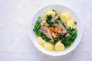 Efeu-Kürbis-Suppe mit weichem weißen Tofu und Schweineknochen