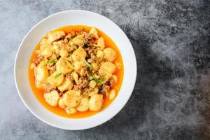 Mapo-Tofu, beliebtes chinesisches Gericht. das klassische rezept besteht aus seidentofu, schweine- oder rindfleischhackfleisch und sichuanpfefferkörnern, um nur einige hauptzutaten zu nennen. foto