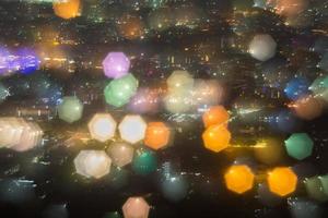 abstrakte, schöne Bokeh-Landschaft der Stadt bei Nacht, Bokeh-Licht und verschwommener Stadtsonnenuntergang foto