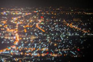 abstrakte, schöne Bokeh-Landschaft der Stadt bei Nacht, Bokeh-Licht und verschwommener Stadtsonnenuntergang foto