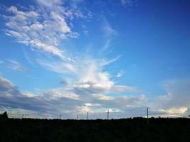 blauer Himmel mit Wolken, Hintergrund des blauen Himmels. foto