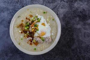 Congee, Reisbrei mit gehacktem Schweinefleisch, gekochtes Ei, ideal zum Frühstück. foto
