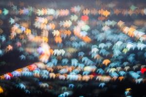 abstrakte, schöne Bokeh-Landschaft der Stadt bei Nacht, Bokeh-Licht und verschwommener Stadtsonnenuntergang foto