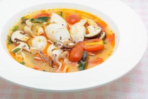 Tintenfische und Zitronengras würzige Suppe mit Pilzen, Tomaten und Kräutern foto