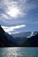 Lake Louise an einem sonnigen Tag foto