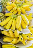 tropische Bananen zu verkaufen foto