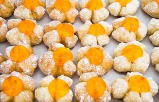 Reihe von schickem Brot mit Orangengelee-Oberfläche foto