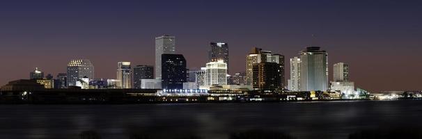 New Orleans Skyline in der Abenddämmerung foto