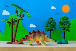 Stegosaurus-Spielzeugmodell auf wildem Modellhintergrund foto