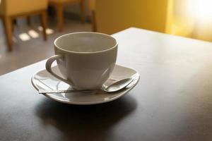 Kaffeetasse im Café. Morgenlicht foto