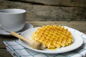 Waffel mit einer Tasse Kaffee und Honig foto