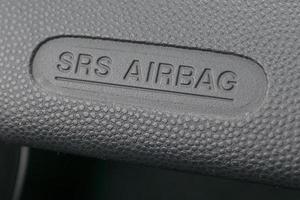 Makro eines Airbag-Zeichens auf einem Armaturenbrett foto