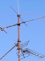 antenne auf dem dach tv und radio foto