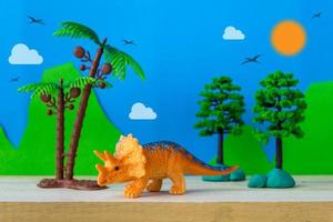Triceratops-Spielzeugmodell auf wildem Modellhintergrund foto