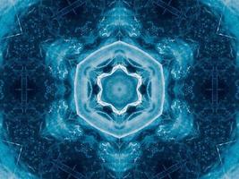 Reflexion des tiefblauen Meeres im Kaleidoskopmuster. dunkelblauer abstrakter hintergrund. kostenloses Foto. foto