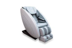 Ganzkörper-Massagestuhl für Entspannung und hilft, Schmerzen zu lindern und die Durchblutung zu verbessern. Massagestuhl auf weißem Hintergrund foto