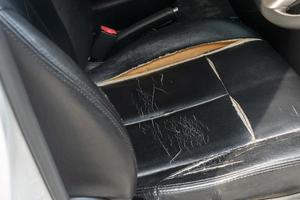 Autositz beschädigt und Leder verfallen, rissiges Leder foto