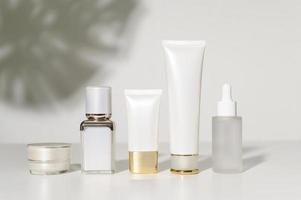 Feuchtigkeitscreme Flasche auf weißem Hintergrund Studio, Verpackung und Hautpflege Schönheitskonzept foto