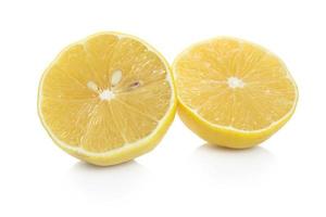 frische Zitrone auf weißem Hintergrund