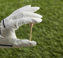 menschliche Hand hält Golf Tee foto