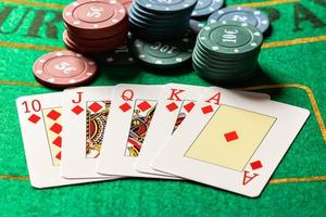 Royal Straight Flush mit Pokerchips. horizontales Bild. foto