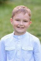 ein Junge im Grundschulalter läuft mit Luftballons. Der Junge feiert seinen Geburtstag im Park. foto