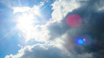 Sonne auf dem Hintergrund eines blauen Himmels mit weißen Wolken foto