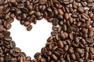 Kaffeebohnen-Herz auf weißem Hintergrund foto