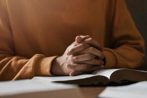 mädchen beten danksagung mit heiligen schriften gottes lehren basierend auf glauben und glauben an gottes religiöse konzepte, glauben, hoffnungen, liebe foto