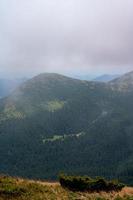 Panoramen der Karpaten im Morgengrauen, verträumte Panoramen der Berge. foto