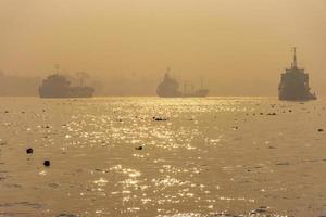 großes meer, ozeantransportschiffe im nebel, morgen im pashur fluss, mongla hafen bangladesch foto