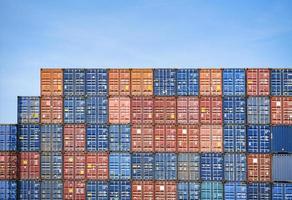 Containerschiff im Export- und Importgeschäft und Logistik im Hafen Industrieverpackung und Wassertransport Internationale Frachtschifffahrt foto