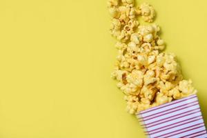 Popcorn-Cup-Box auf gelber Draufsicht - süßer Butter-Popcorn-Hintergrund foto