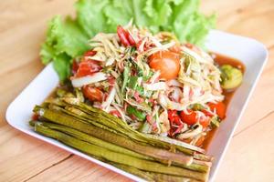 würziger grüner Papayasalat, traditionelles thailändisches Essen foto