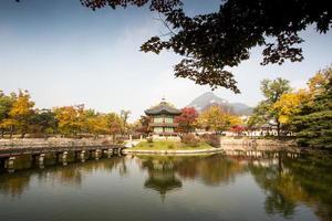 Gyeongbokgung Palast im Herbst foto